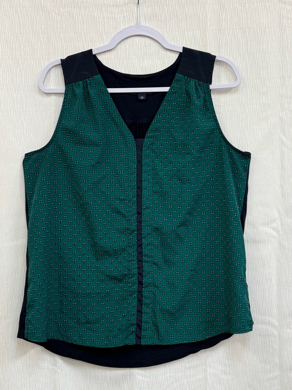 Tommy Hilfiger Green Printed V-Neck Sleeveless Top with navy blue Trim